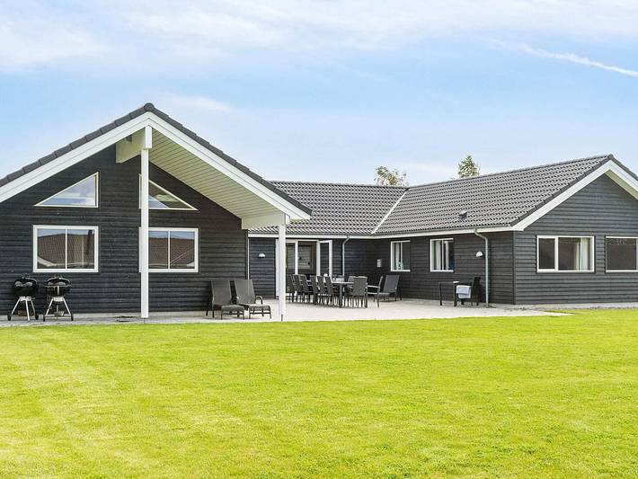 Ferienhaus für 20 Personen, mit Terrasse und Pool sowie Sauna in Råbylille Strand