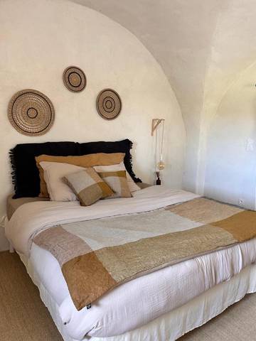 Chambre d’hôte pour 2 personnes, avec vue et jardin, animaux acceptés à Pompignan