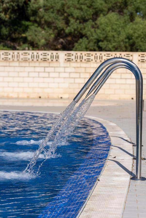 Hôtel pour 2 personnes, avec piscine ainsi que bassin pour enfant et jardin, animaux acceptés dans La Marina - 3