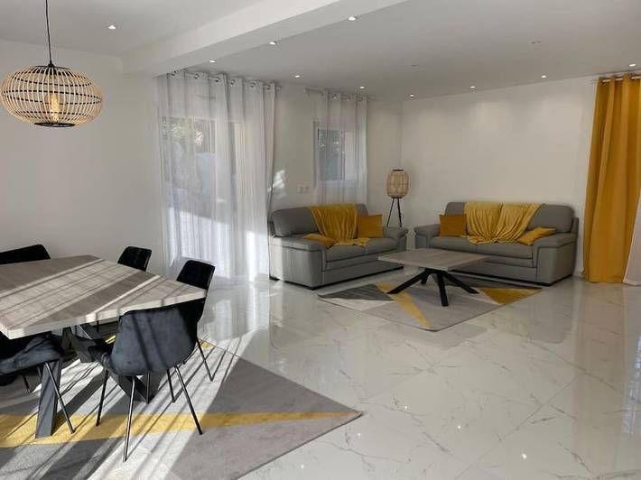 Location de vacances pour 6 personnes, avec jardin et piscine à Sauveterre