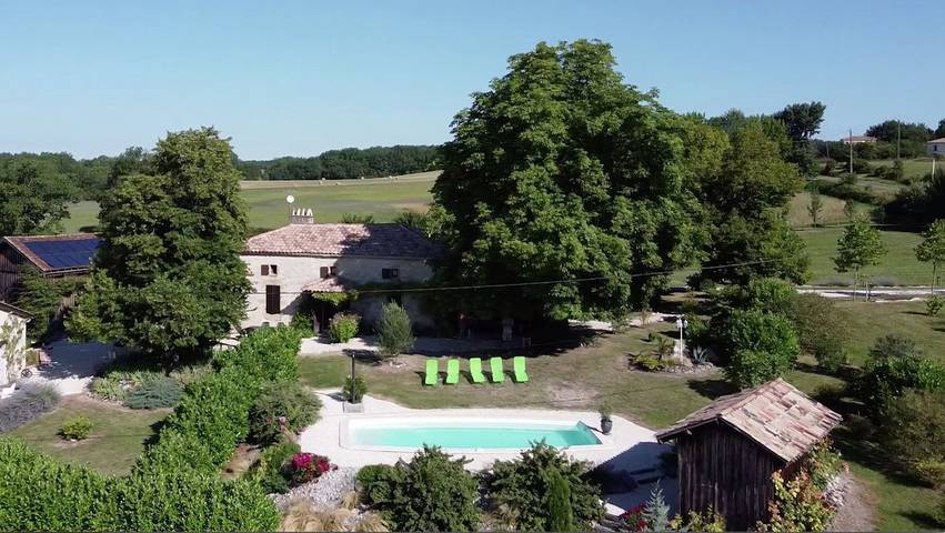 Gîte pour 11 personnes, avec terrasse ainsi que piscine et jardin à Laussou