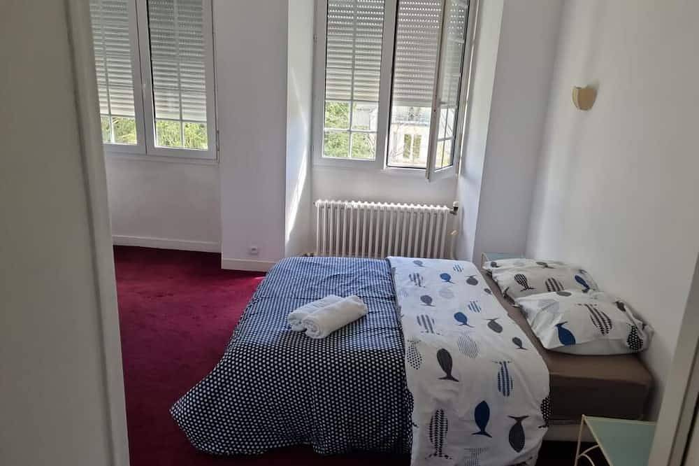 Una agradable y tranquila estancia te espera en esta gran casa familiar. in Angerville, Essonne
