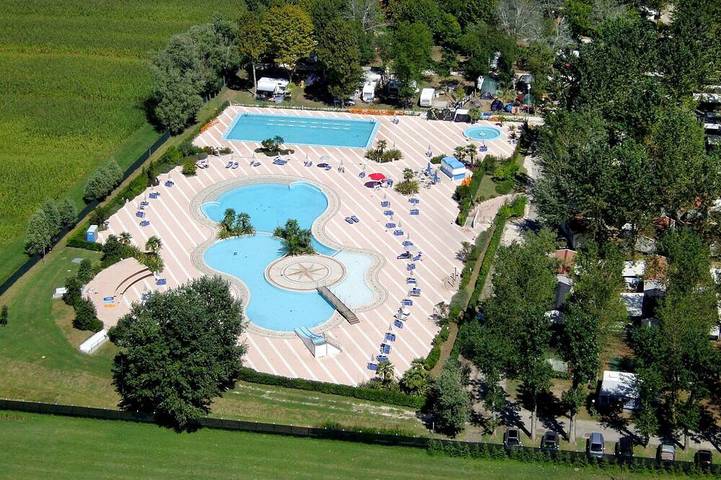 Ferienhaus für 6 Personen, mit Kinderpool und Terrasse sowie Pool und Garten in Caorle