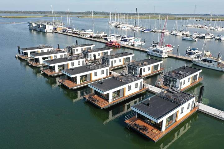 Bungalow für 4 Personen, mit Balkon und Terrasse sowie Sauna und Seeblick