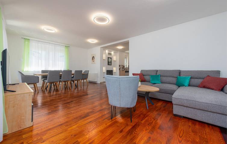Geräumiges Apartment am Pool mit WLAN und Grill in der Nähe des Flusses Bogdanica in Gospitsch, Lika-Senj