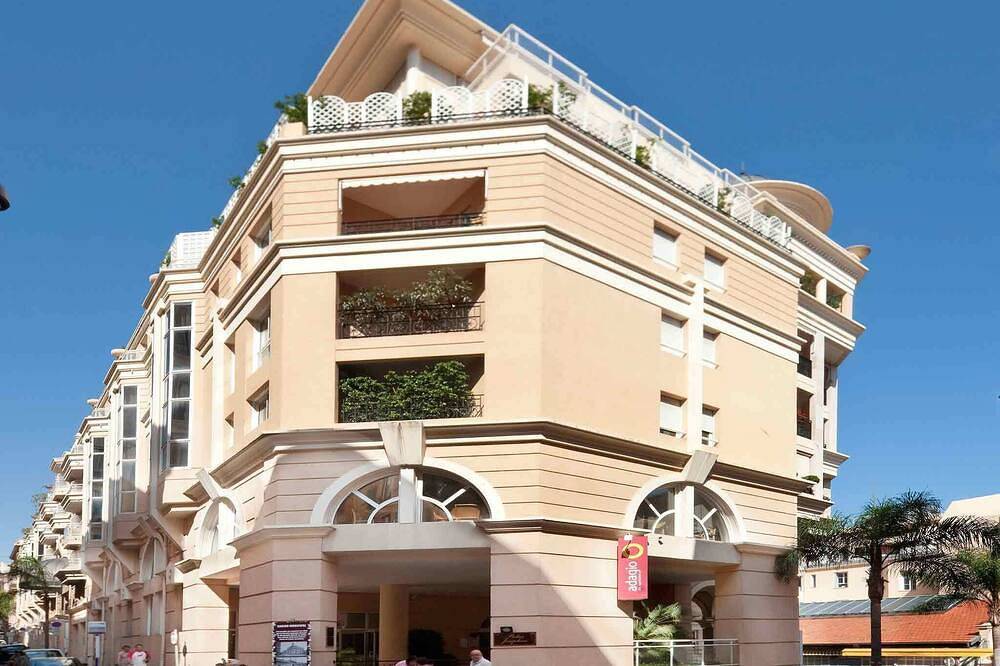 Entire apartment, Magnificent apartment in a secure residence 50 meters from Monaco! in Beausoleil, Nice region