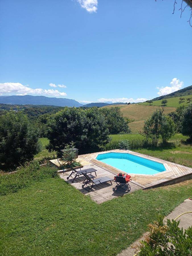 Location de vacances pour 2 personnes, avec Terrasse ainsi que Jardin et Piscine dans Cessens