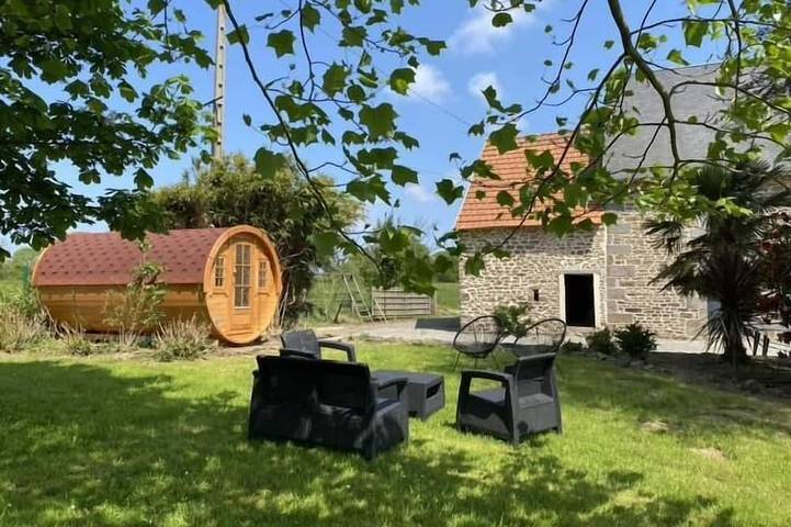 Gîte pour 20 personnes, avec balcon et jardin à Le Luot