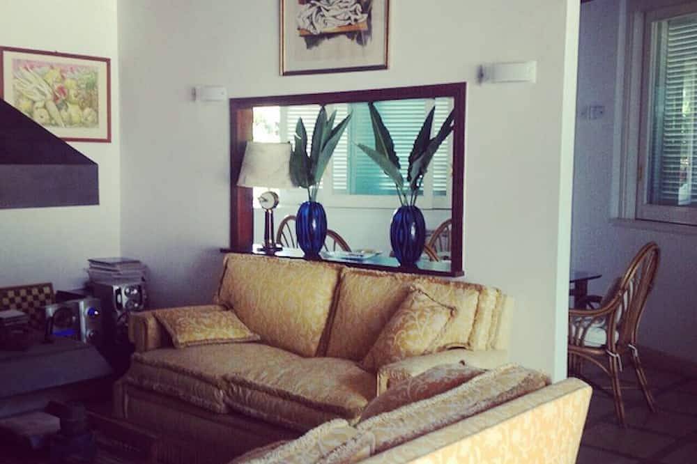 Impresionante villa de lujo a pocos metros del mar, jacuzzi y piscina privada. in Fregene, Provincia de Roma