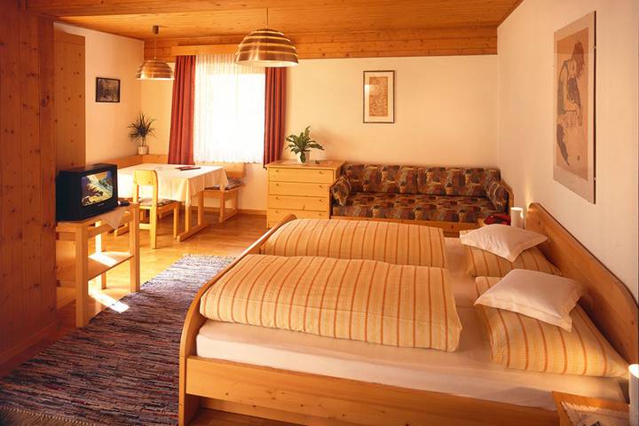 Ferienwohnung für 3 Personen, mit Seeblick und Balkon sowie Garten in Ulten