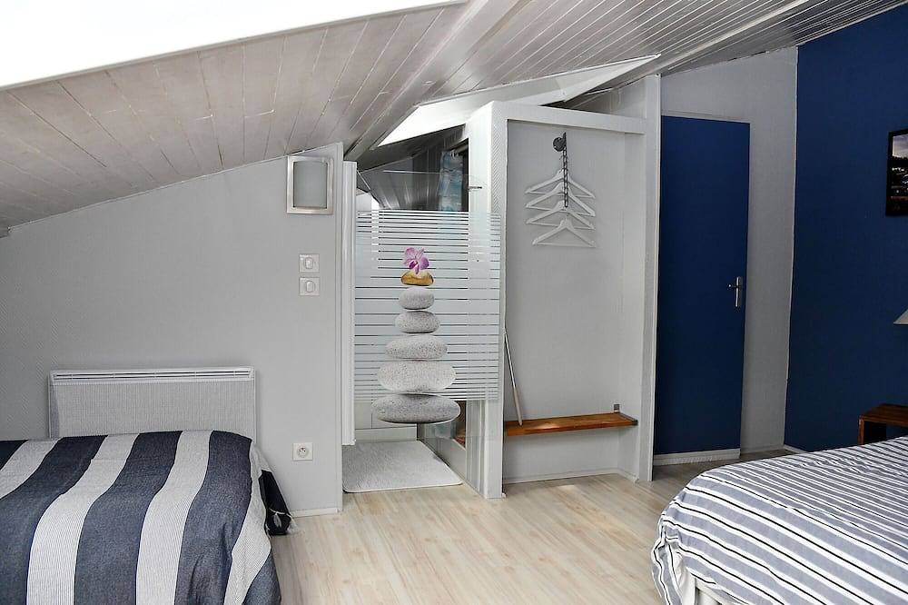 Guest Room 'Chambre du haut' with Shared Pool, Wi-Fi, and Air Conditioning in Mios, Arcachon region