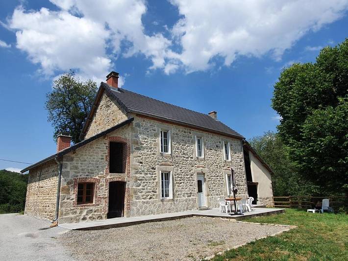Location de vacances pour 6 personnes, avec jardin, animaux acceptés à Charensat