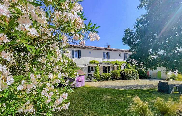 Location de vacances pour 9 personnes, avec terrasse ainsi que piscine et jardin à Montélimar - 2