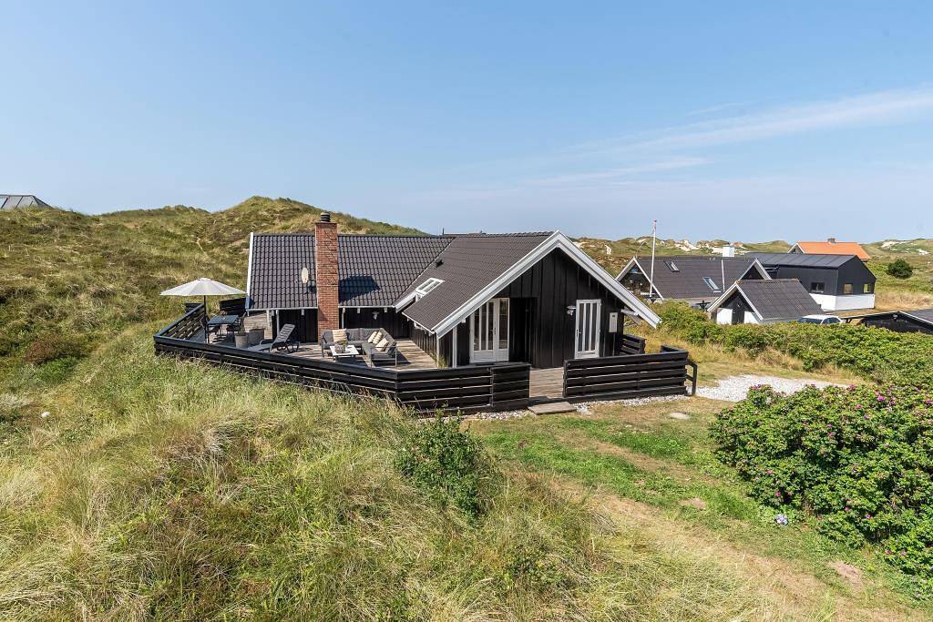 Wunderschönes Ferienhaus in der äußersten Dünenreihe mit Außen-Whirlpool in Søndervig, Holmsland Klit