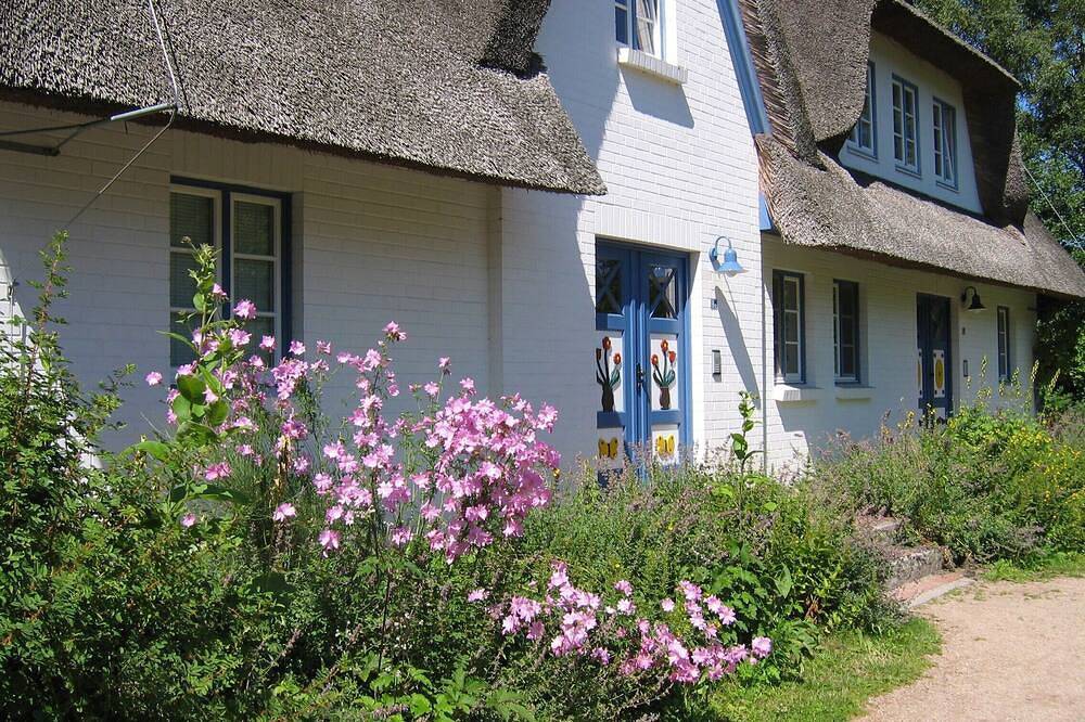 Ganze Wohnung, Gemütliche 2- Zimmer Ferienwohnung im Reethaus, direkt am Strand in Müggenburg, Zingst