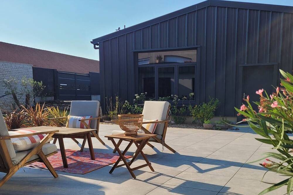 Industrial-style B&B in Peuplingues in Peuplingues, Calais region