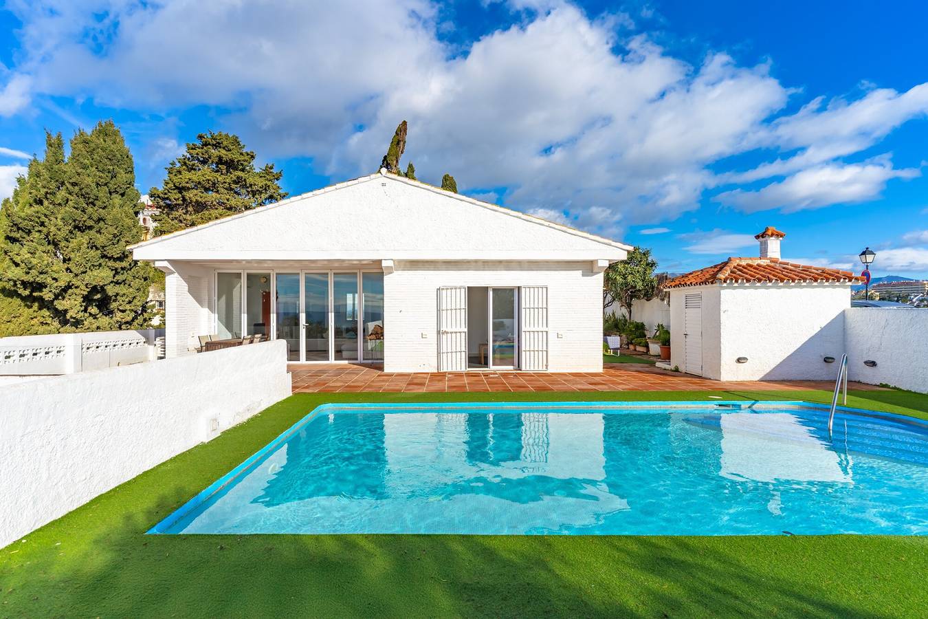 Villa "Casa Green" avec vue sur mer, piscine, Wi-Fi, A/C, terrasse et jardin in Urbanizacion Calahonda, Mijas