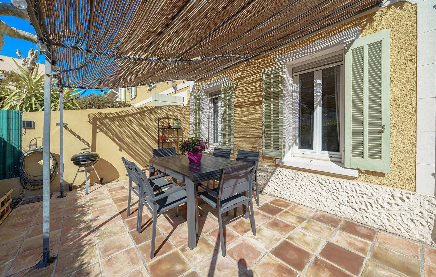Beachside Retreat: 82m² with Parking, AC, Terrace & WiFi! in Sanary-sur-Mer, Toulon region