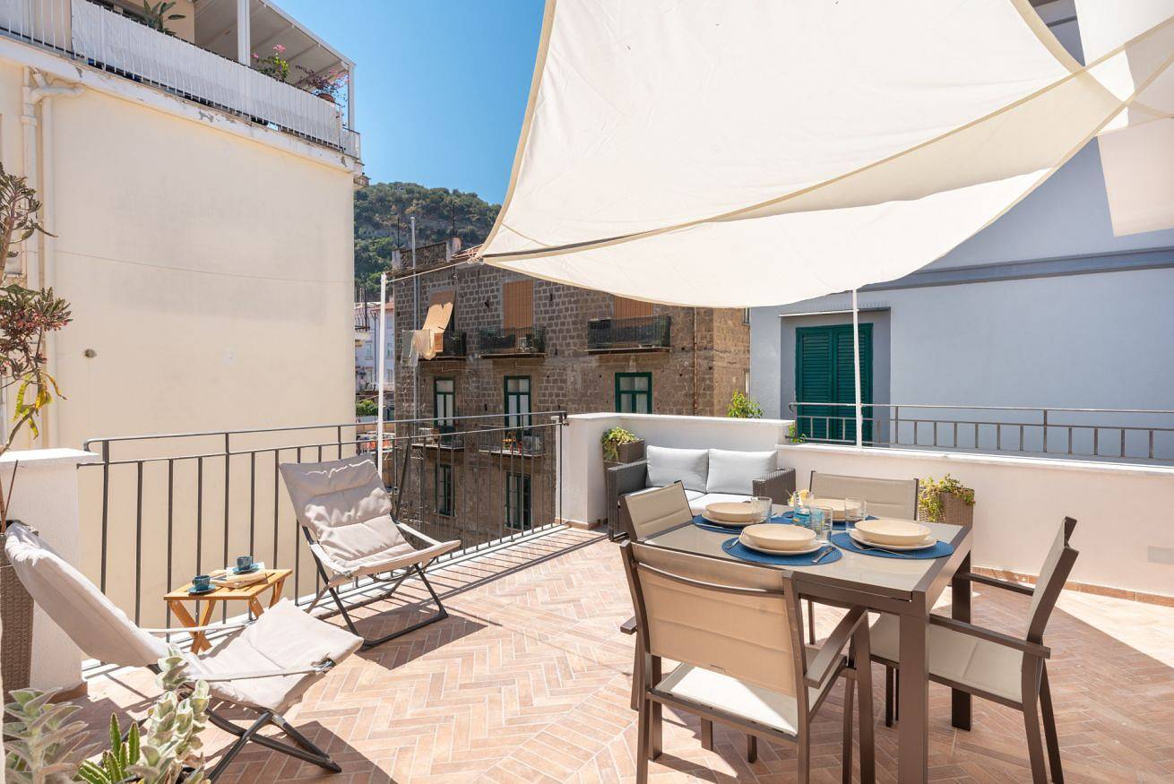 Appartamento intero, Appartamento vacanze per 12 persone con balcone/terrazza in Sorrento, Napoli e dintorni