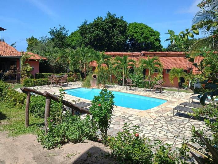 Pousadas para 5 pessoas, com piscina e balcão e ainda jardim em Conde (PB)