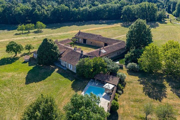 Location de vacances pour 15 personnes, avec vue ainsi que piscine et jardin à Saint-Paul-de-Serre