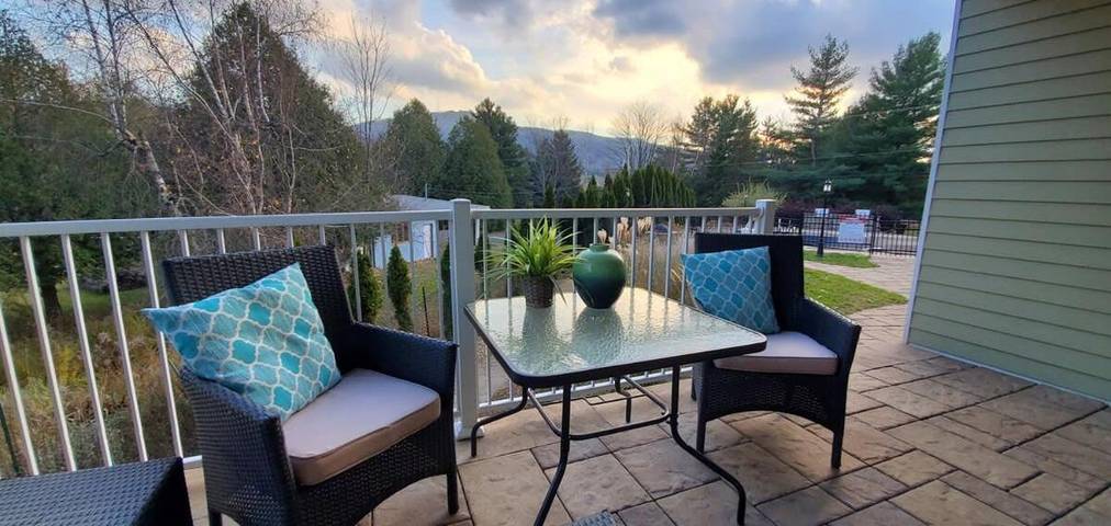 Location de vacances pour 6 personnes, avec piscine ainsi que jardin et terrasse à Bromont - 4