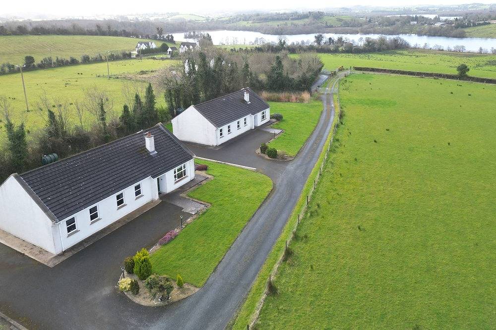 Cassidy Cottages.  Cosy 3-Bedroom Cottage, with Lake views and free wifi. in County Cavan