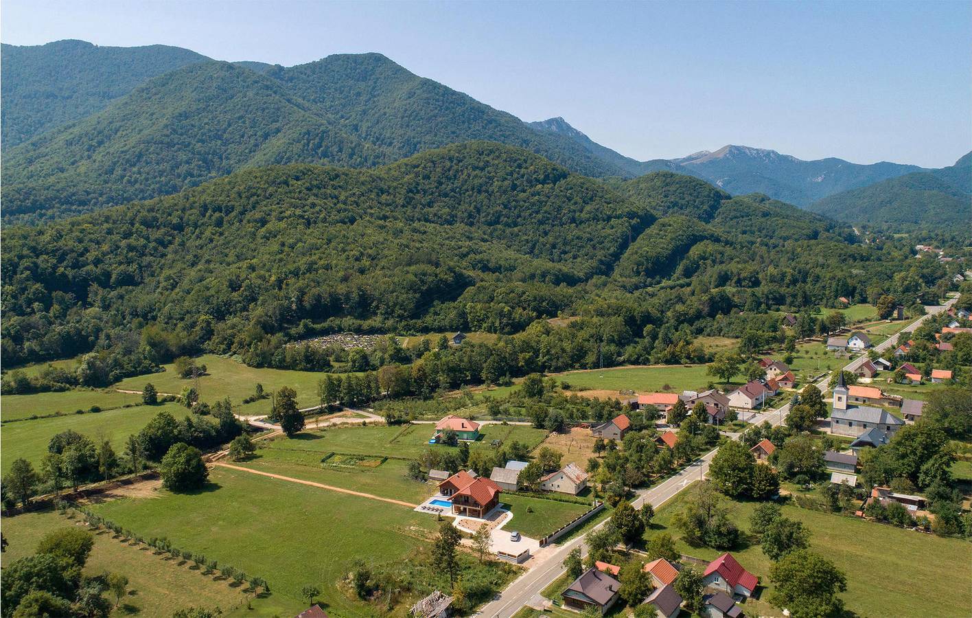 Charmante 2-Zimmer-Wohnung mit Pool und Terrasse, 2 km vom Fluss Rakovac entfernt in Gospitsch, Naturpark Velebit