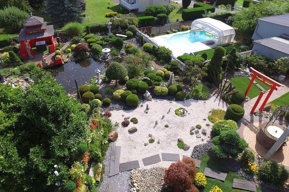 Au Jardin Du Levant\" gîte with large swimming pool and games room in Holwinge, Saargemünd