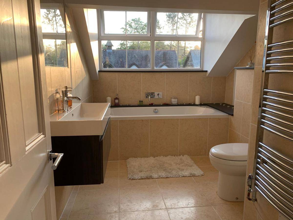 The Penthouse Bowness Tranquil Loft Jacuzzi Bath & Complimentary Cascades Spa Membership in Bowness-on-Windermere, Lake District