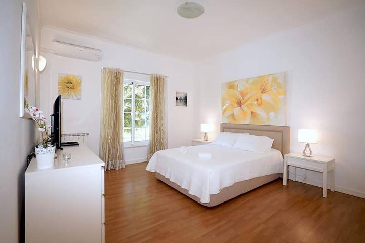 Villa Luz, mit 7 Schlafzimmern, 7 Wc, Schwimmbad, schöner Garten, in der Nähe von Golf und Strände in Vilamoura, Quarteira