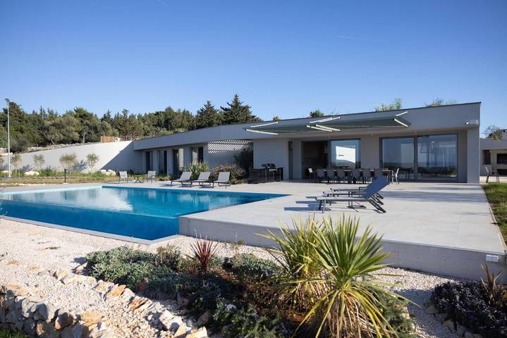 Villa for 12 people, with Terrace and Garden as well as Pool and Sauna in Lun