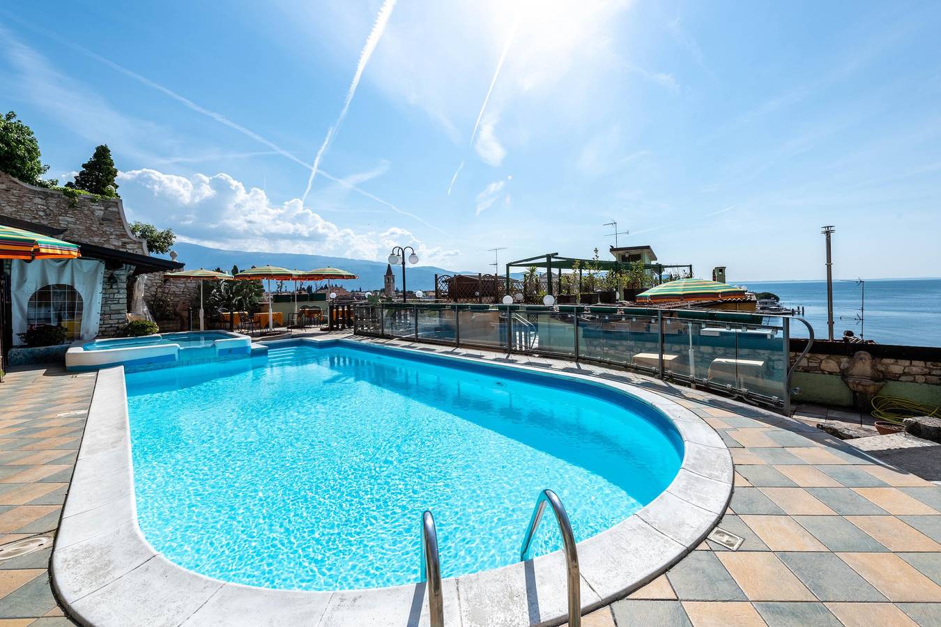 Appartamento Hotel "Gardasol Romantic 1 Vista Lago" con vista lago, piscina e Wi-Fi in Toscolano-Maderno, Prealpi Gardesane