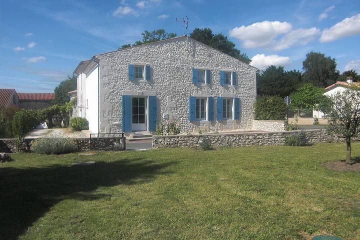 Location de vacances pour 5 personnes, avec jardin à Corme-Écluse