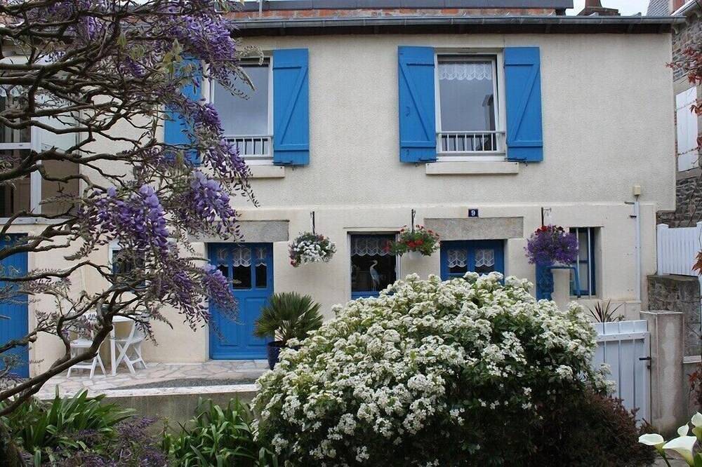 Appartement entier, Appartement dans maison de pêcheur situé à 20 mètres de la plage ! in Binic, Côte de Goëlo