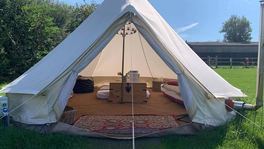 Glamping for 5 people, with Garden and View in Buckinghamshire