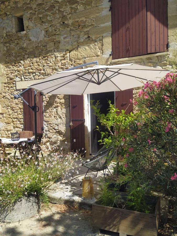 Location de vacances pour 4 personnes, avec piscine ainsi que vue et jardin à Sérignan-du-Comtat