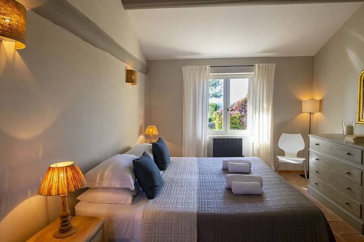 Location de vacances pour 4 personnes, avec piscine ainsi que terrasse et jardin à Joucas - 2