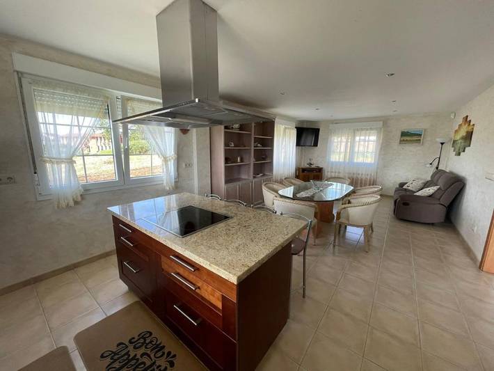 Casa de vacaciones para 7 personas, con vistas además de balcón y jardín - 1