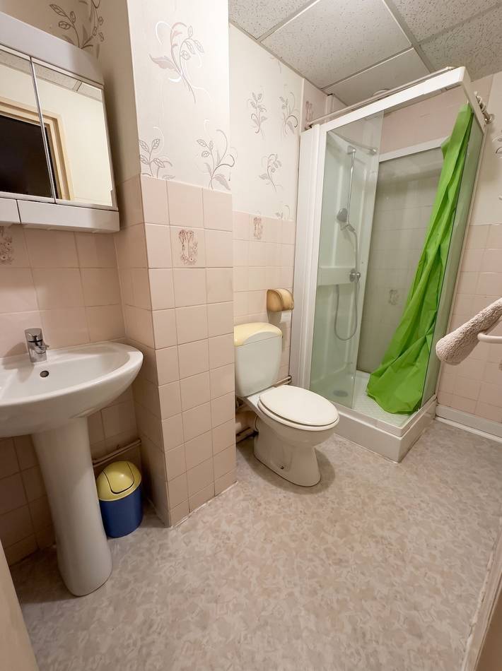 Appartement entier, Appartement accueillant à Néris-les-Bains - 35 m², terrasse agréable in Néris-les-Bains, Région de Montluçon