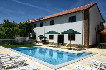 Cottage pour 14 personnes, avec piscine ainsi que terrasse et jardin dans Codeçoso