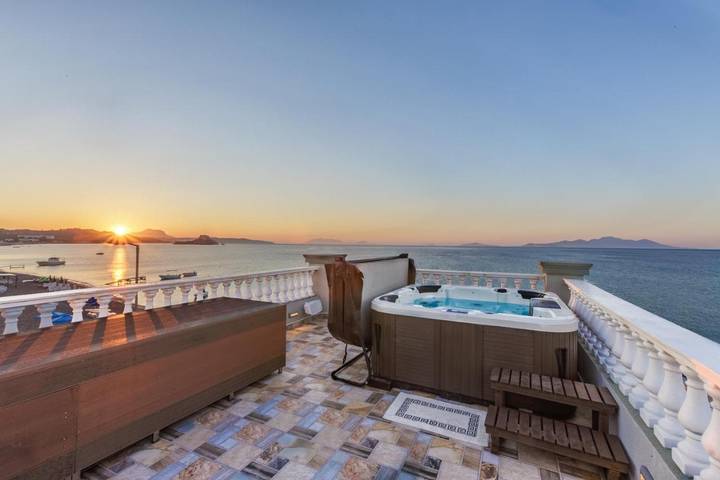 Ferienhaus für 7 Personen, mit Balkon und Whirlpool sowie Terrasse und Garten