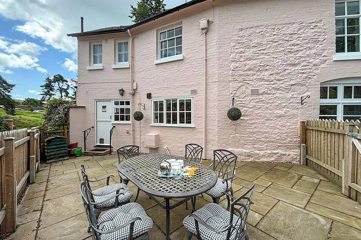 Log cabin for 6 people, with Garden in Church Stretton
