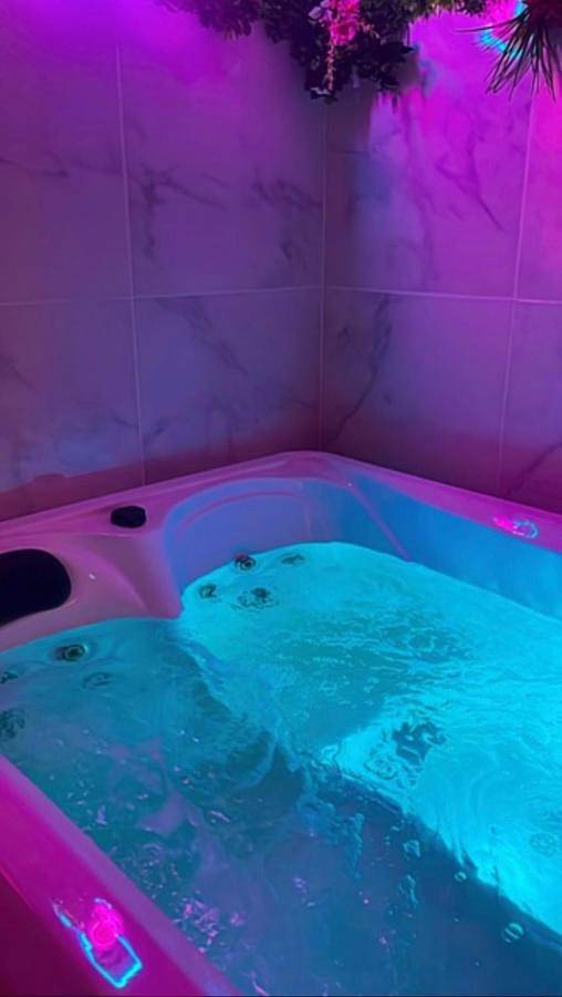 Maison Spacieuse Jacuzzi Wifi Netflix in Quiévrechain, Région de Valenciennes