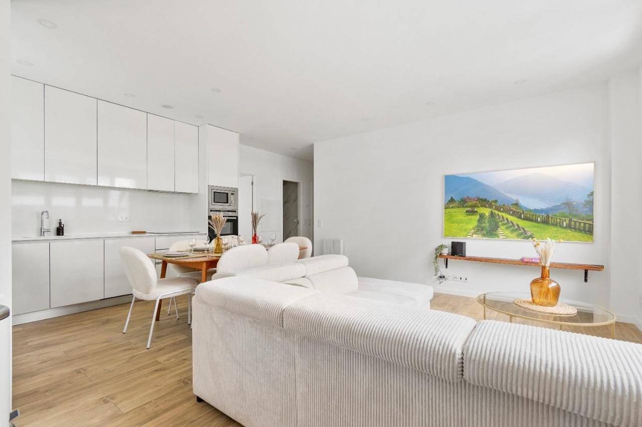 Appartement entier, Grand Appartement - Parking - 30 min Tour Eiffel in Chaville, Hauts-de-Seine