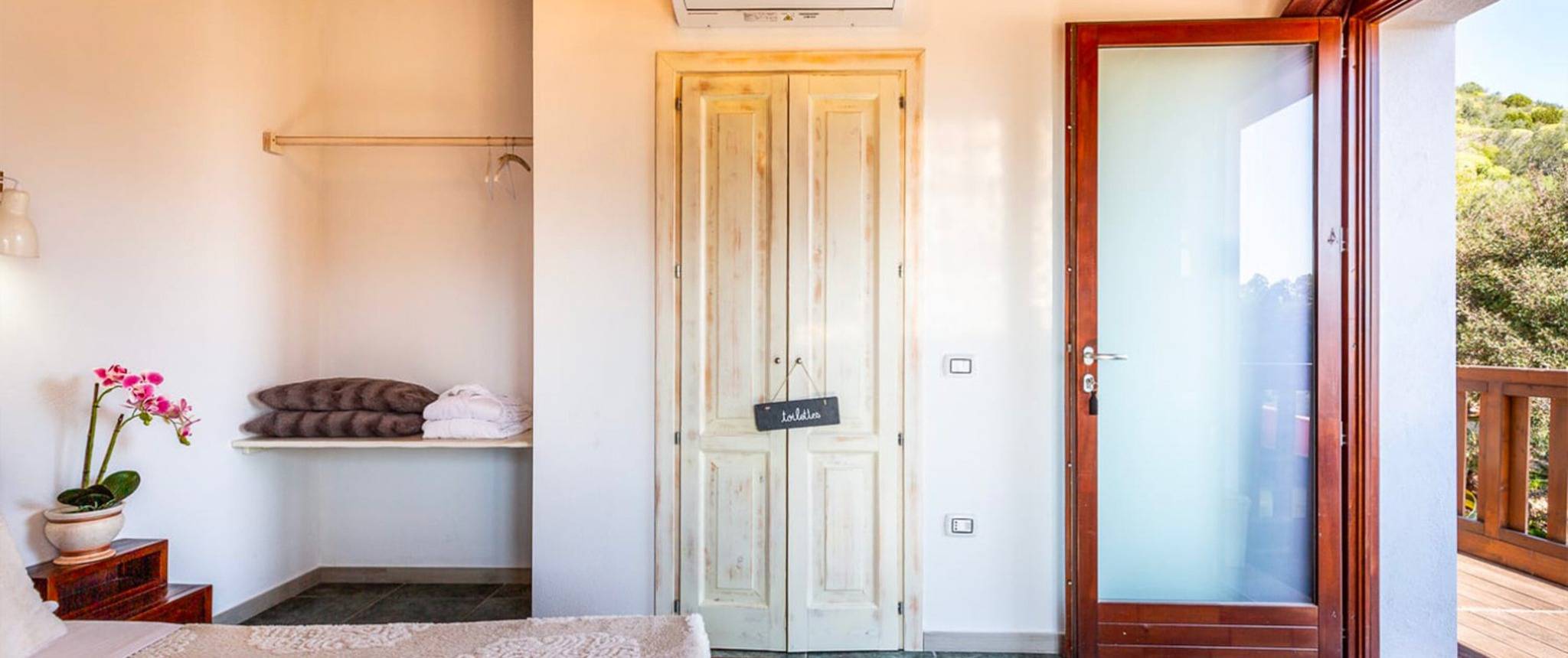 Camera 'Ginepro' con Vista Montagna, Wi-Fi e Aria Condizionata in Uta, Cagliari e Dintorni