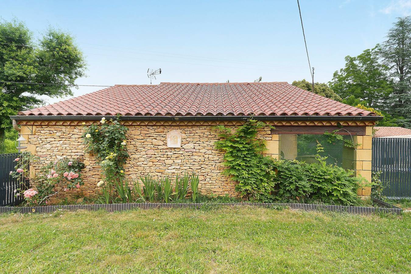 Appartement entier, Gite de charme « Gîte des Cerisiers » avec piscine , climatisation et jardin privé in Saint-Germain-de-Belvès, Périgord Noir