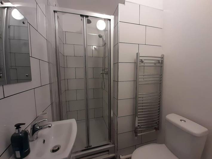 Spacious 5-Bed House - Sleeps 10, Garden & Parking in Manchester, Grand Manchester