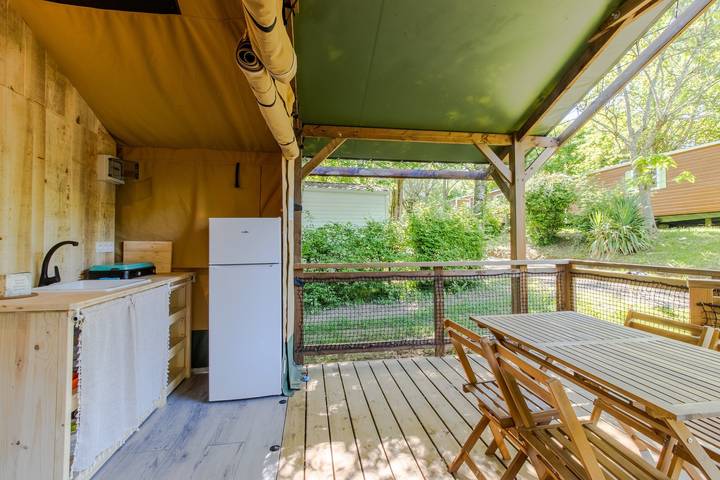 Caravana 'Tente Lodge' con piscina compartida, terraza privada y Wi-Fi in Saint-Martial-de-Nabirat, Périgord Noir