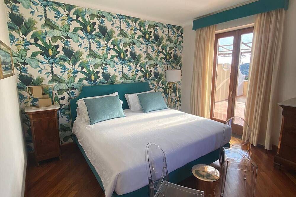 Resort Ravenna- Suite Regina in Sant'Agata sui Due Golfi, Naples Province